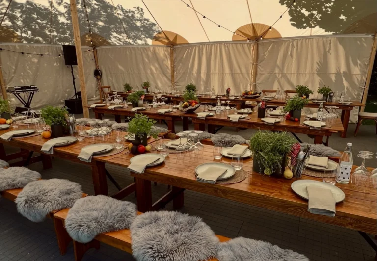 Skal der være mange omkring bordet og ønsker i en mere afslappet stemning til jeres arrangement? Så er vores bord-bænkesæt perfekt til jer! Det passer perfekt både til den store firmafest eller til den hyggelige havefest ✨🤍
Find mere inspiration på vores hjemmeside. Link i bio🔗
.
.
.
.
.
<><><><><>
#borddækning #serviceudlejning #bordbænkesæt #firmafest #havefest