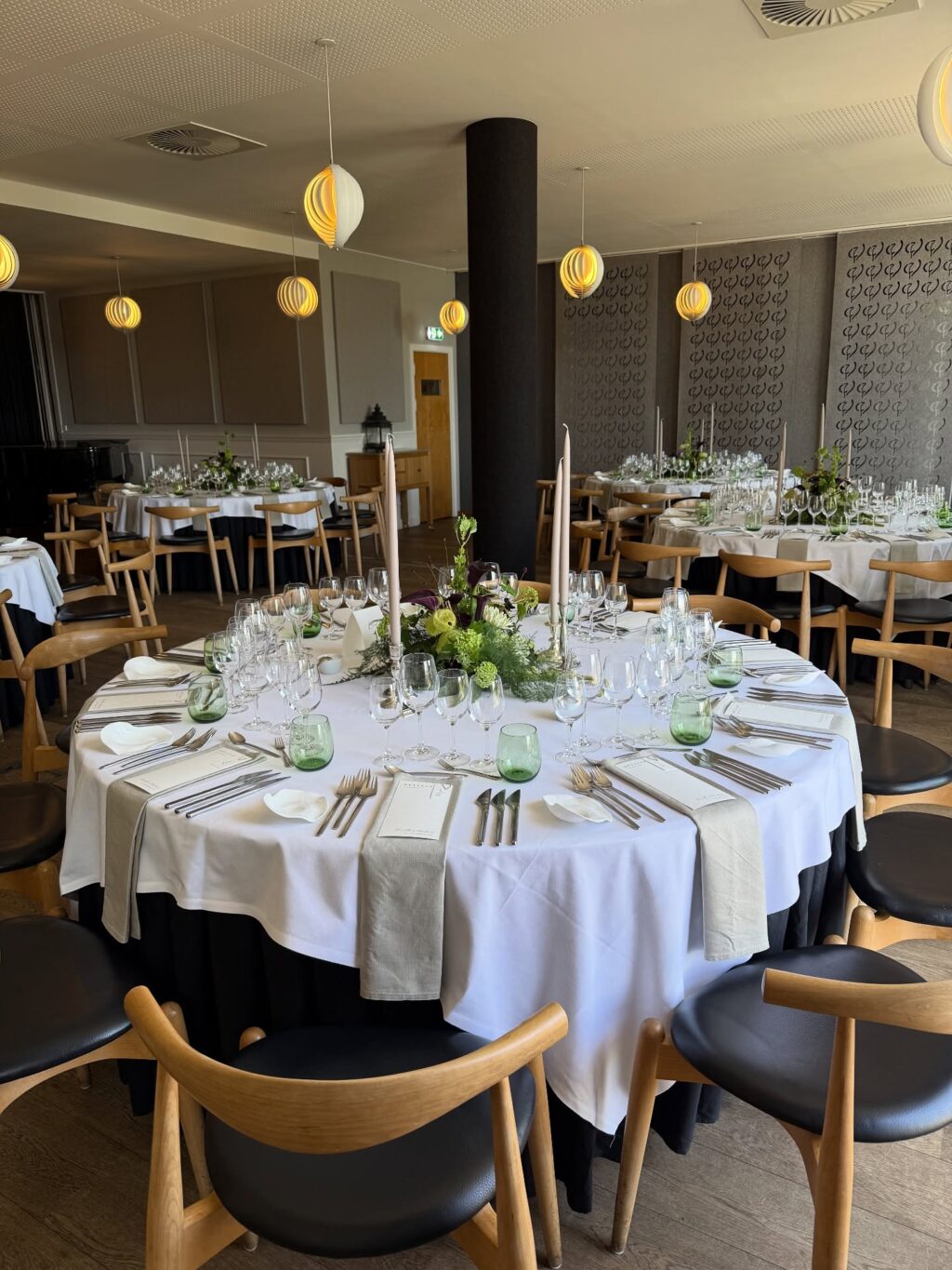 I Lørdags var vi på @varna.aarhus og dække op til bryllup sammen @plentyflowers_ 
Smuk location, smukke blomster og smuk borddækning💫 
#borddækningsinspiration #serviceudlejning #bryllup #varna #bryllupsinspiration