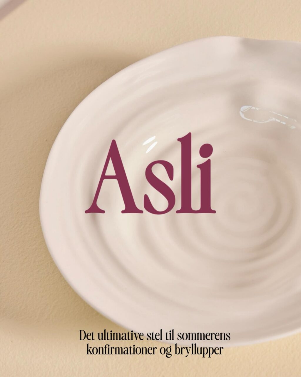 Vores ASLI stel er et skulpturelt og elegant stel i hvidt porcelæn med bølgende, organiske kanter, der giver bordet et roligt og eksklusivt udtryk. Perfekt til 2026 bryllupper og konfirmationer. 🐚

Det er den slags stel, man lige lægger mærke til, når man sætter sig. Enkelt, æstetisk og med en form, der gør anretningen endnu smukkere og løfter hele oplevelsen ved bordet.

Varianter:
- Middagstallerken 
- Forretstallerken 
- Desserttallerken
- Dyb tallerken “bowl”
- Dyb tallerken “swirl”
- Sidetallerken 
- Fad Hill
- Fad Surf 

<><><><><><><><>
#tablesetting #bryllup2026 #konfirmation2026 #bordækning #serviceudlejning