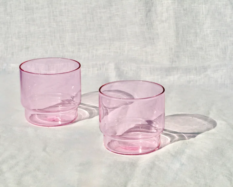 Et lille spotlight på vores pink vandglas.🌸

Et enkelt og minimalistisk design med en fin rosa farve, der giver glasset et cool og sofistikeret udtryk. Den afrundede base og rene form gør det til en lille detalje, der sagtens kan få lov til at stå alene.

Ø8 cm x H7 cm
.
.
.
.
.
📸: @lisa_winther_ 
<><><><><>
#serviceudlejning #pink #lyserødeglas #borddækning #firmafest
