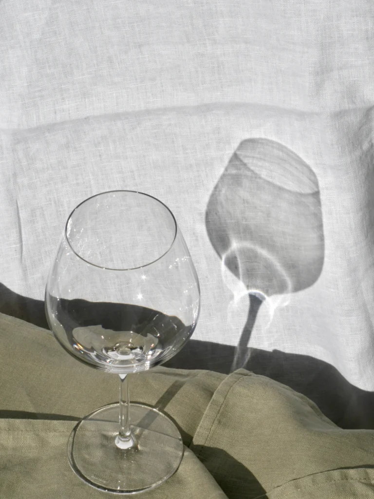 Vores Stölzle vinglas i krystal giver en helt perfekt vinoplevelse til jeres fest og samtidig et flot enkelt look til bordet. ✨

Varianter: 
Hvidvinsglas 35 cl

Rødvinsglas 48 cl.

Bordeaux 64,5 cl.

Champagneglas 26,5 cl.

Vandglas 36 cl.

Bourgogne 64,5 cl. 
.
.
.
📸 @lisa_winther_ 
<><><><><>
#vinglas #serviceudlejning #krystalvinglas #firmaevent #event