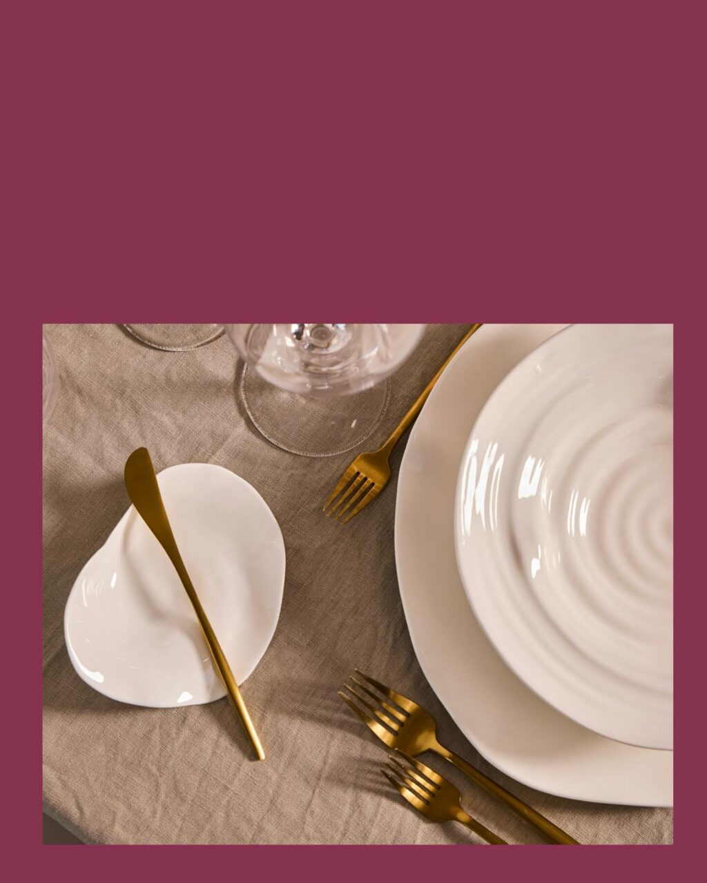 Vores ASLI stel er et skulpturelt og elegant stel i hvidt porcelæn med bølgende, organiske kanter, der giver bordet et roligt og eksklusivt udtryk. Perfekt til 2026 bryllupper og konfirmationer. 🐚

Det er den slags stel, man lige lægger mærke til, når man sætter sig. Enkelt, æstetisk og med en form, der gør anretningen endnu smukkere og løfter hele oplevelsen ved bordet.

Varianter:
- Middagstallerken 
- Forretstallerken 
- Desserttallerken
- Dyb tallerken “bowl”
- Dyb tallerken “swirl”
- Sidetallerken 
- Fad Hill
- Fad Surf 

<><><><><><><><>
#tablesetting #bryllup2026 #konfirmation2026 #bordækning #serviceudlejning