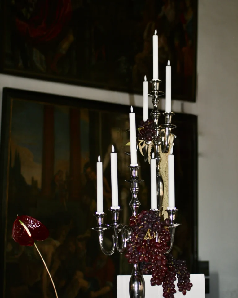 Stemningsfuld opdækning på Kronborg Slot i en moderne renæssancestil, som passer lige ind i de smukke omgivelser ✨🏰

Blomster fra dygtige @larsjonflorist 🍐
Lokation @kronborgslot @marienlyststrandhotel 
.
.
.
.
.
📸: @lisa_winther_ 
<><><><><>
#bordopdækning #bryllup #kronborgslot #serviceudlejning #event