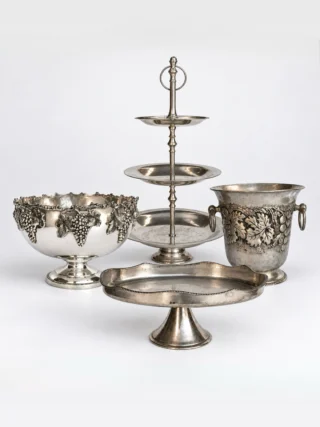 Nyt vintage inventar er landet på lageret!

Vi har fået de fineste vintage champagnekølere og serveringsfade, der tilføjer masser af vintage charme og passer perfekt ind i vores store udvalg af vintage service.✨🍴

Alt det nye inventar kan selvfølgelig lejes på vores hjemmeside. Link i bio. 
.
.
.
.
.
<><><><><>
#serviceudlejning #vintage #vintagetablesetting #vintagedesign #eventudlejning